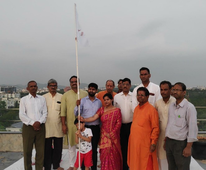 जयपुर में वायु परीक्षण के जरिए मानसून का पूर्वानुमान लगाते हुए।