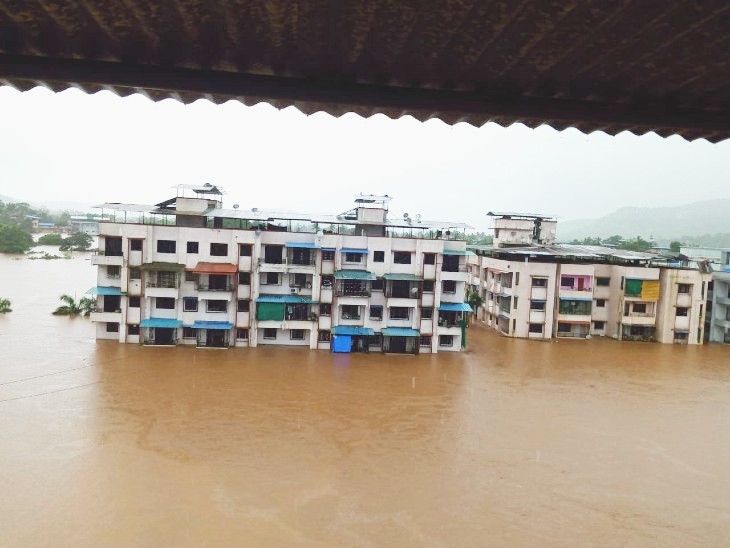 heavy rain in maharashtra: NDRF, Army and Navy have rescued more than 8 thousand people so far, 129 people died in the state; Red alert of rain for the next two days in many districts | महाराष्ट्र में बाढ़ से जुड़े हादसों में 136 मौतें, कर्नाटक के 7 जिलों में रेड अलर्ट; गोवा के कई शहर पानी में डूबे - Vimarsana News