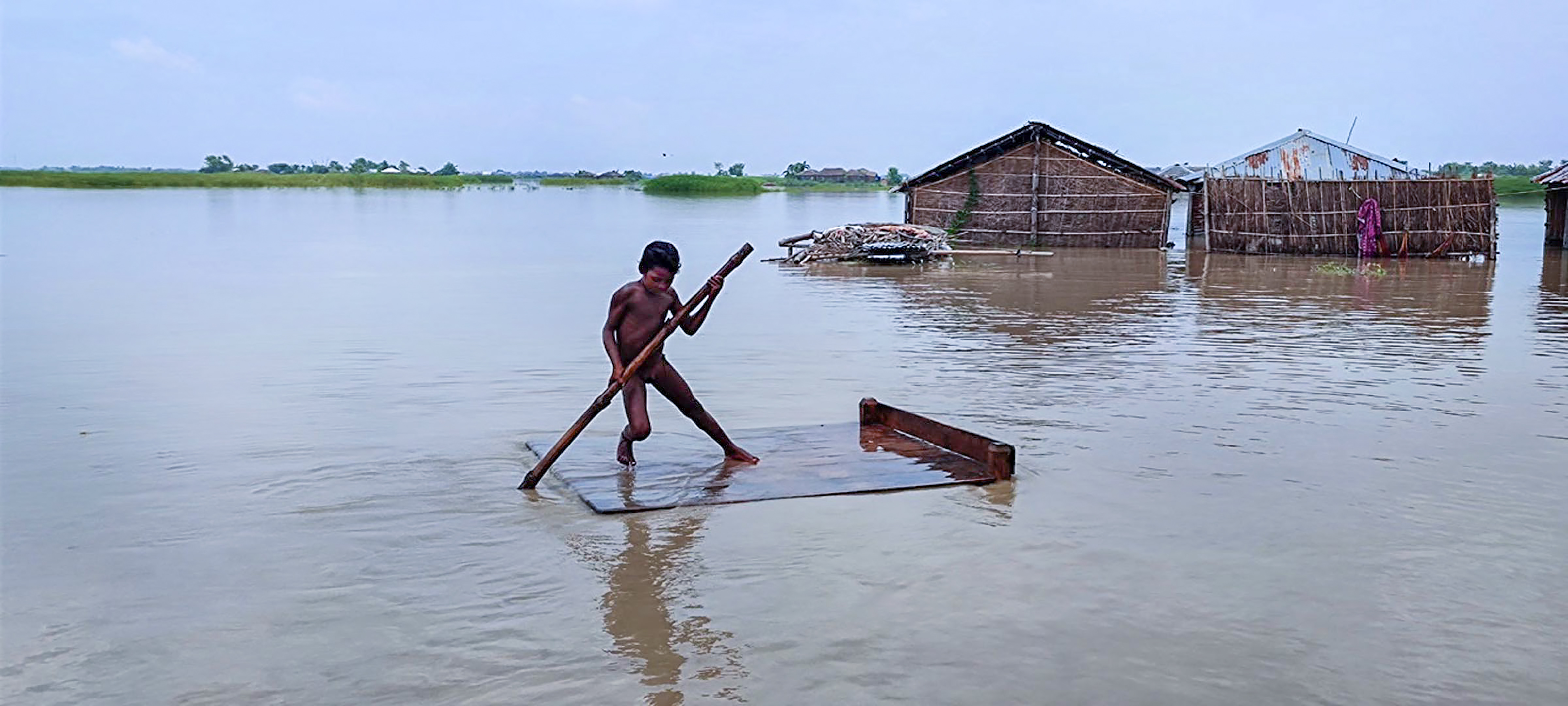 Floods in India Live Updates; Hindi News on Floods । Maharashtra Bihar Karnataka Rajasthan Goa Mumbai | मुंबई से गोवा तक बाढ़ के हालात, बिहार के गांव पानी में डूबे; राजस्थान के 10 जिलों में भारी बारिश 9 बिहार के सहरसा जिले के कई गांव बाढ़ की चपेट में हैं। बाढ़-पानी के बीच लकड़ी के पटिये पर सवार बच्चा।