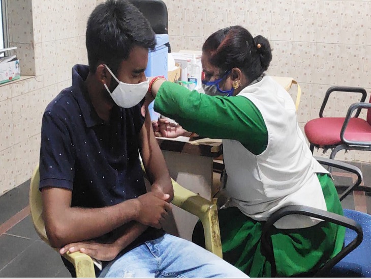 बारिश के चलते शनिवार को कम ही लोग वैक्सीनेशन के लिए पहुंचे।