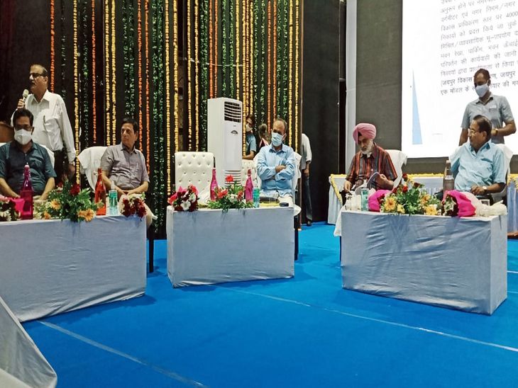मंचासीन धारीवाल व अन्य।