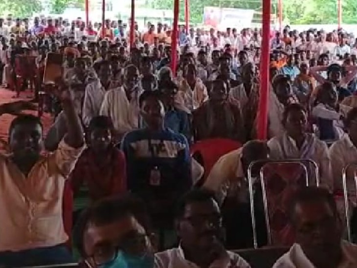 कार्यक्रम में मौजूद लोगों ने भी कोरोना गाइडलाइन को ताक पर रखा।