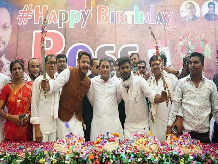 समर्थकों के साथ इस तरह से नजर आए मंत्री जी।