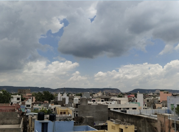 जयपुर में रविवार को आसमान में काले बादल छाए रहे। तेज धूप भी निकली।