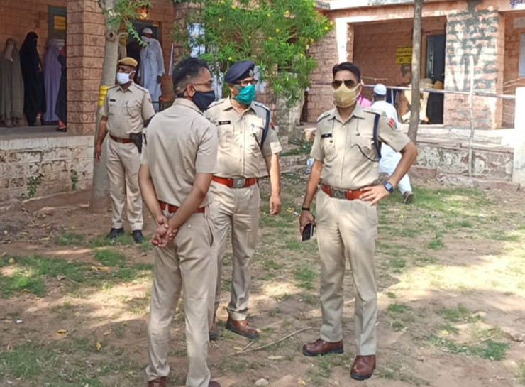 नागौर में एसपी अभिजीत सिंह एक पोलिंग बूथ पर जायजा लेते हुए।