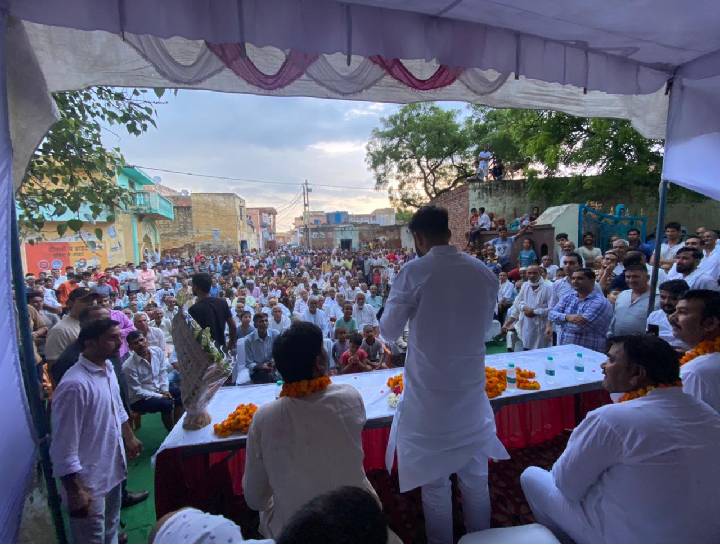 मेरठ के वार्ड 18 काजिमाबाद गांव में गौरव कुसेडी के स्वागत समारोह में उमड़ी भीड़ भूली सामाजिक दूरी