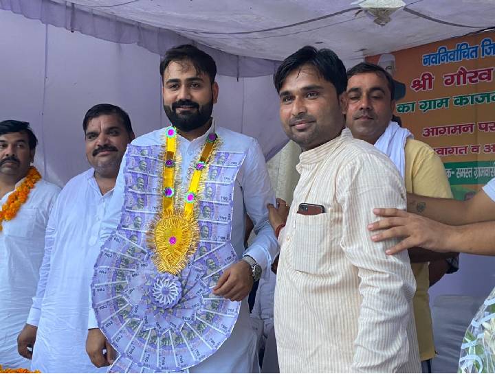 सम्मान समारोह में गांव के लोगों ने गौरव कुसेड़ी को नोटों की माला भी पहनाई, मगर मास्क लगाने का ध्यान किसी को नहीं रहा