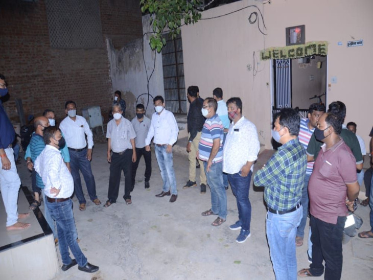 सूचना मिलते ही घर के बाहर जुटते पड़ोसी और रिश्तेदार