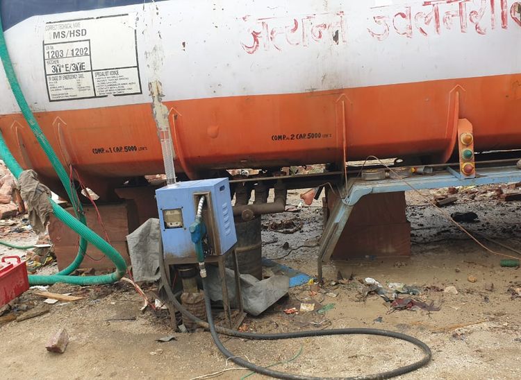 पुलिस द्वारा जब्त किया गया बॉयो डीजल से भरा टैंक।