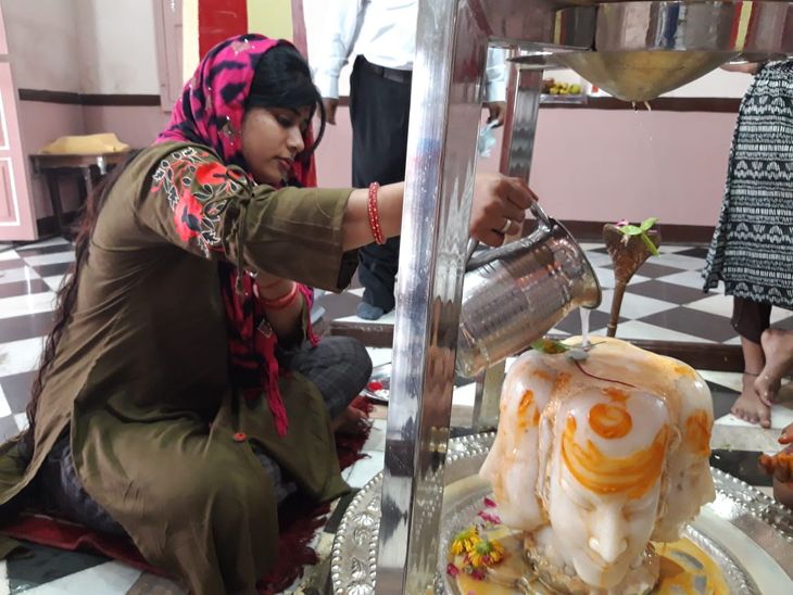 शिवालय में पूजा करती महिला। - Dainik Bhaskar