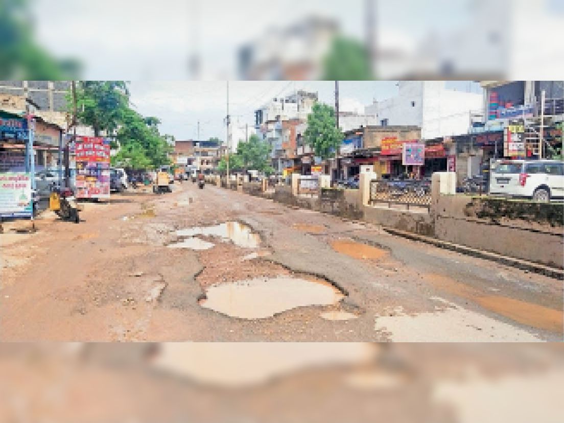 चांपा की रोड गड्ढों में खो गई।