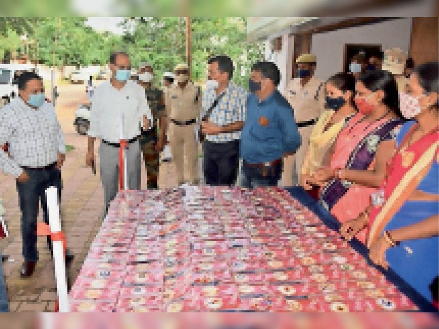 कलेक्टोरेट परिसर में राखियों का लगाया स्टॉल।