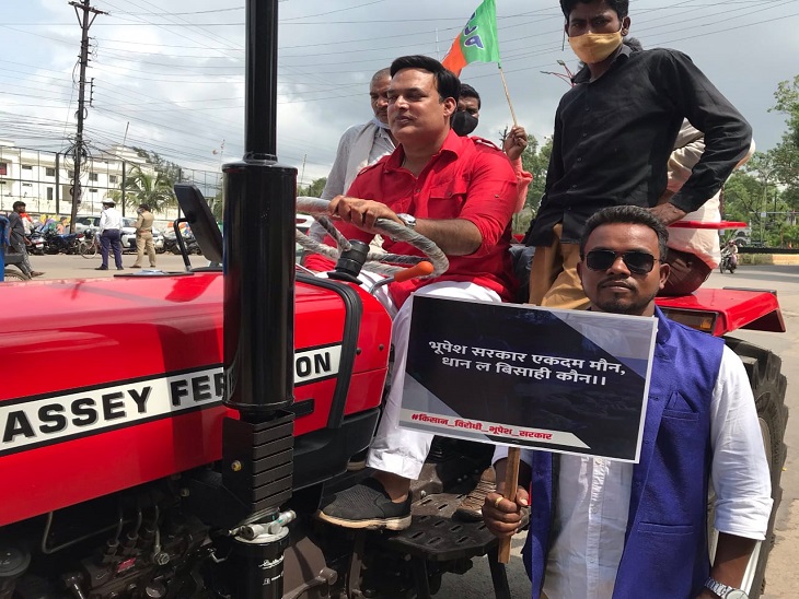 रायपुर में ट्रेक्टर लेकर निकले किसान मोर्चा के नेता गौरी शंकर श्रीवास।