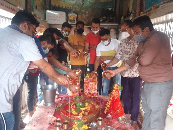 पूजा अर्चना करते भक्त
