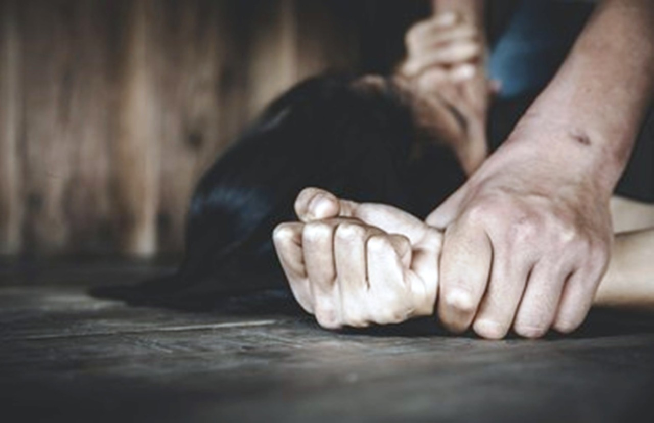 चचेरे भाई ने रास्ते में बहन को बेहोश कर किया दुष्कर्म; पुलिस ने मुकदमा दर्जकर पीड़िता को मेडिकल के लिए भेजा, आरोपी फरार | Cousin raped the sister by making ...