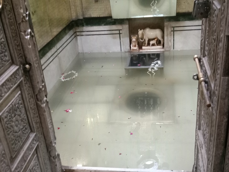 शिवजी के रौद्र रूप को शांत रखने के लिए जलमग्न रखा जाता है।