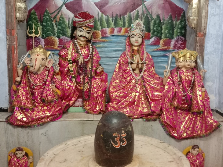 शिव-पार्वती के विवाह की दुर्लभ प्रतिमाएं हैं जोकि जयपुर के गोविंददेव जी मंदिर के अलावा कहीं नहीं है।