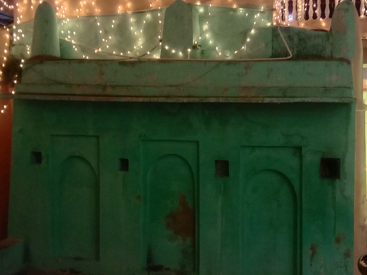मंदिर परिसर में अलाउद्दीन खिलजी की बनाई गई मस्जिद है। हालांकि यहां कोई नहीं आता है।