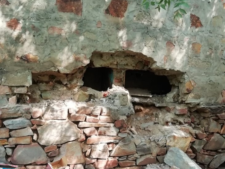एक दिन पहले ही दुकान के पीछे का हिस्सा तोड़ सामान पार कर ले गए।