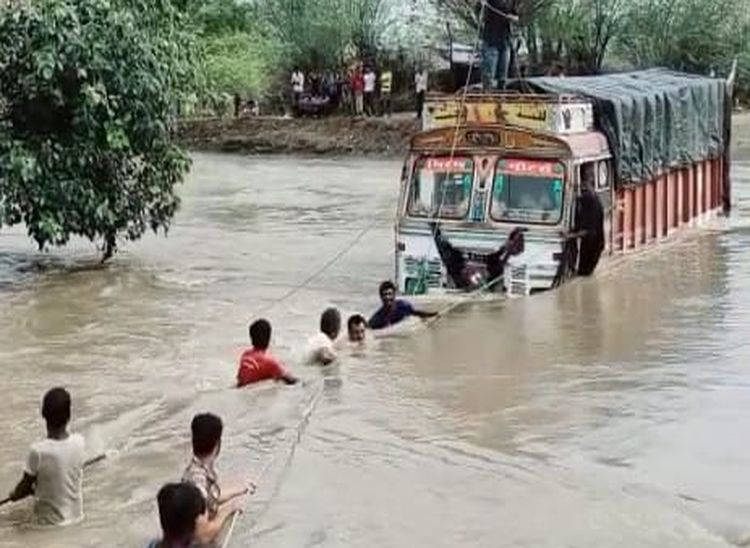 मारवाड़, पाली, सोजत में जमकर बरसे बदरा, सड़कें जलमग्न, कहीं ट्रक फंसा तो कहीं दीवार गिरी|राजस्थान,Rajasthan - Dainik Bhaskar
