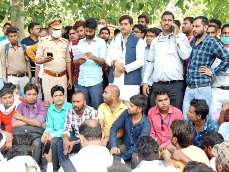 लखनऊ के इको गार्डन में धरना देते एंबुलेंस कर्मी।