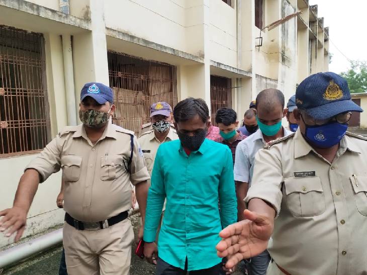 अपहरण और हत्याकांड के आरोपियों को कोर्ट ले जाती पुलिस।