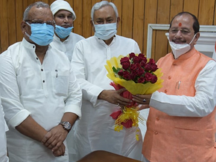 स्पीकर विजय सिन्हा के साथ सीएम नीतीश कुमार और डिप्टी सीएम तारकिशोर प्रसाद।