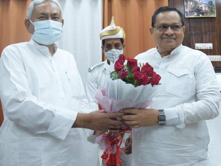 परिषद् के सभापति अवधेश नारायण सिंह के साथ सीएम नीतीश कुमार।