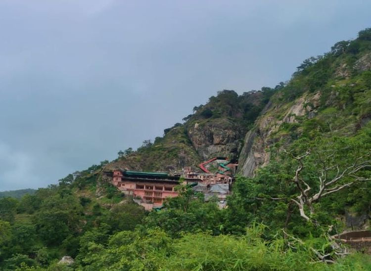 अरावली की पहाड़ियों में परशुराम महादेव मंदिर का मनमोहक नजारा। - Dainik Bhaskar
