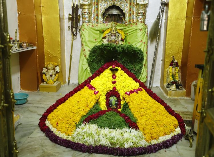 श्रावण के प्रथम सोमवार को सोमनाथ महादेव मंदिर में शिवलिंग का किया गया आकर्षक शृंगार।