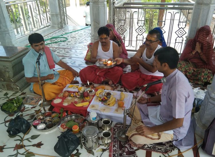 तखतगढ़ के कुंदेश्वर महादेव मंदिर में भगवान महादेव का अभिषेक करते हुए श्रद्धालु।