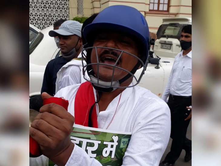 हाथों में झाल बजाते हुए पहुंचे राजद विधायक सतीश दास।