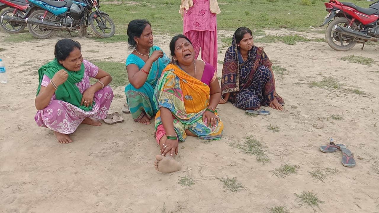 मौत के बाद घाट पर रोते-बिलखते परिजन।
