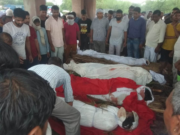 पोस्टमॉर्टम के बाद परिवार को सौंपी गई लाशें।