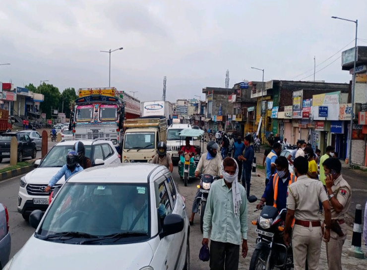 हादसे की वजह से जयपुर सीकर हाइवे पर वाहनों की लंबी लाइन लग गई