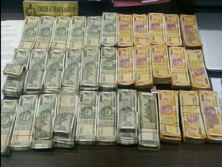 आरोपियों के कब्जे से मिले 15 लाख 55 हजार रुपए