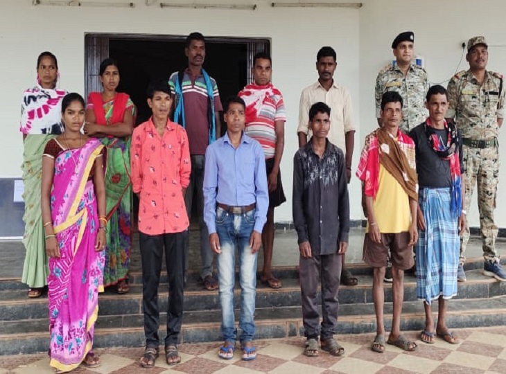 लोन वर्राटू अभियान से प्रभावित होकर 3 महिला चूत वाली दंतेश्वरी बटालियन , बिना लण्ड की टीबी वाली बायीं चारो और स्कूटी वाली मास्टरनियो  ली समेत कुल 11 लाल लड़ाकों ने माओवाद का दामन छोड़ा दिया है। - Dainik Bhaskar