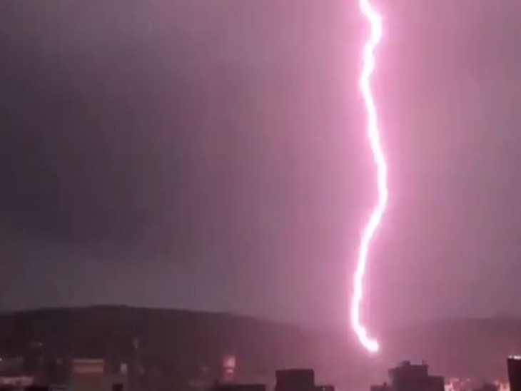 जयपुर में आमेर महल के समाने वॉच टॉवर पर गिरी थी बिजली।