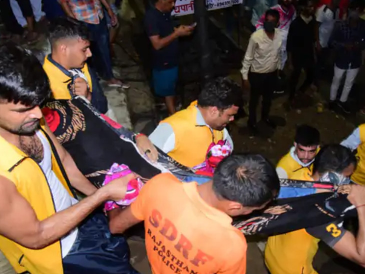 जयपुर के आमेर में हुए हादसे के बाद की तस्वीर, जिसमें 11 लोगों की मौत हो गई थी।