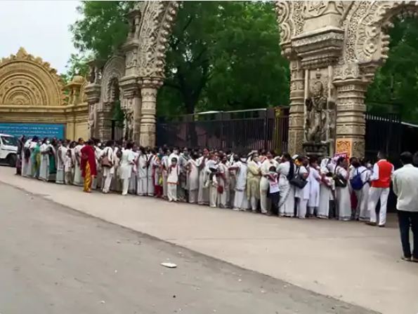 The body of Hariprasad Swamiji was kept for the last darshan in the Vadodara temple, hundreds of Hari devotees gathered | वडोदरा मंदिर में हरिप्रसाद स्वामीजी की पार्थिव देह अंतिम दर्शन के