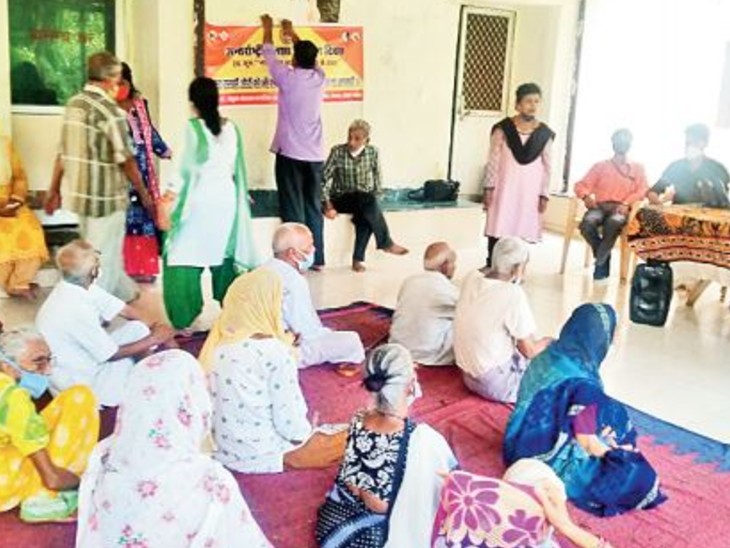 कोरोनाकाल में जीवनसाथी को खोने के बाद से श्यामा बाई बेसहारा हाे गईं। - Dainik Bhaskar