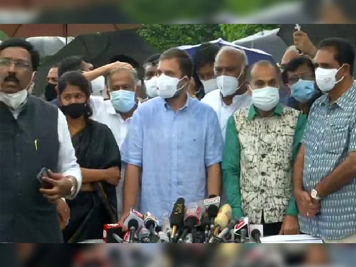 संसद के बाहर विपक्ष के नेताओं के साथ प्रेस कॉन्फ्रेंस करते कांग्रेस नेता राहुल गांधी।