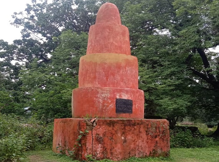 रेवाली के चिरमूल पारा में बनाया गया नक्सली बिज्जे और पाले का शहीद स्मारक।