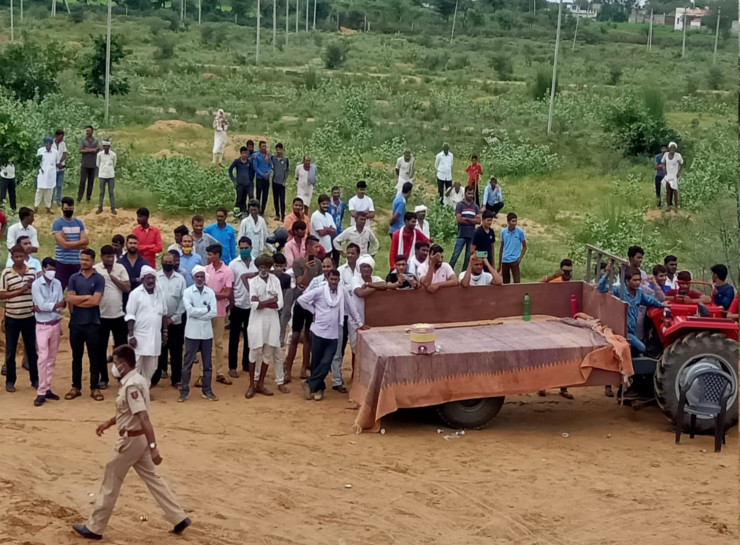 गुरूवार को पुलिस कार्रवाई के दौरान घटनास्थल पर सैंकड़ों की संख्या में लोग इकट्‌ठा हो गए