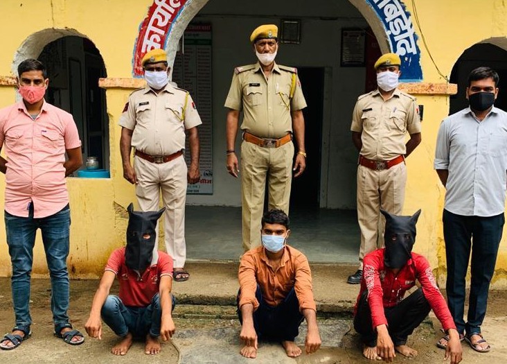 मुख्य आरोपी सोनू उर्फ सुनील व उसके दो सहयोगियों को बापर्दा गिरफ्तार किया है।