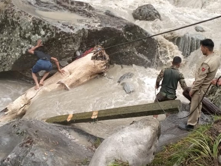 किश्तवाड़ में आई बाढ़ के बाद रेक्स्यू में जुटे आर्मी के जवान। बुधवार को 12 घायलों को रेस्क्यू कर लिया गया।