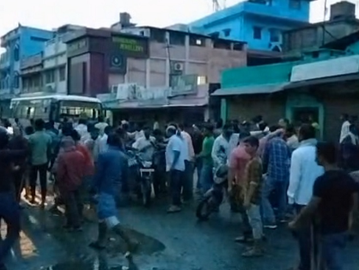 गुस्साए भीड़ ने शव को मधुबनी बाजार के चौक पर लाकर सड़क पर धरने में बैठ गए।