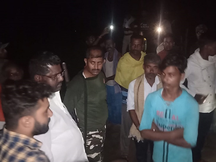 युवक के परिजन व अन्य लोग।