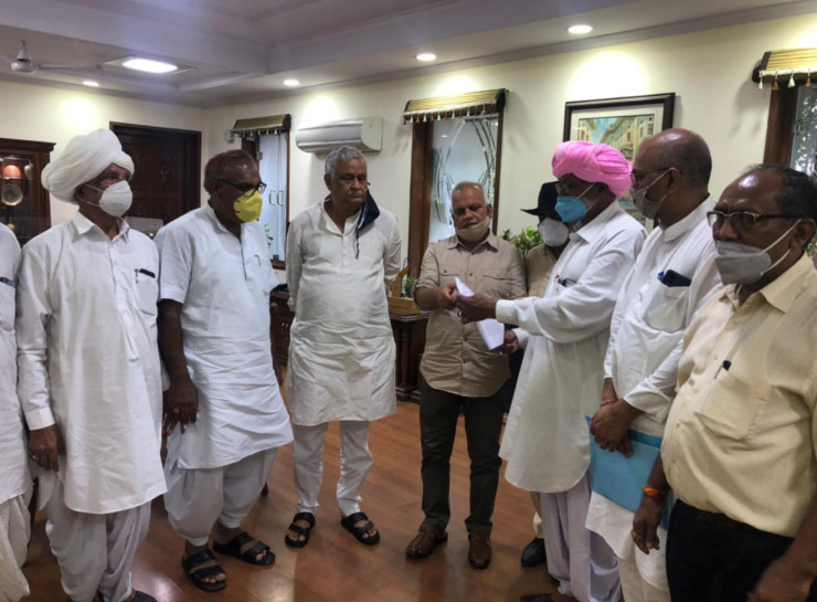 गुरुवार को सांसद किरोड़ीलाल ने मुख्य सचिव से सचिवालय में मुलाकात कर ज्ञापन सौंपा था