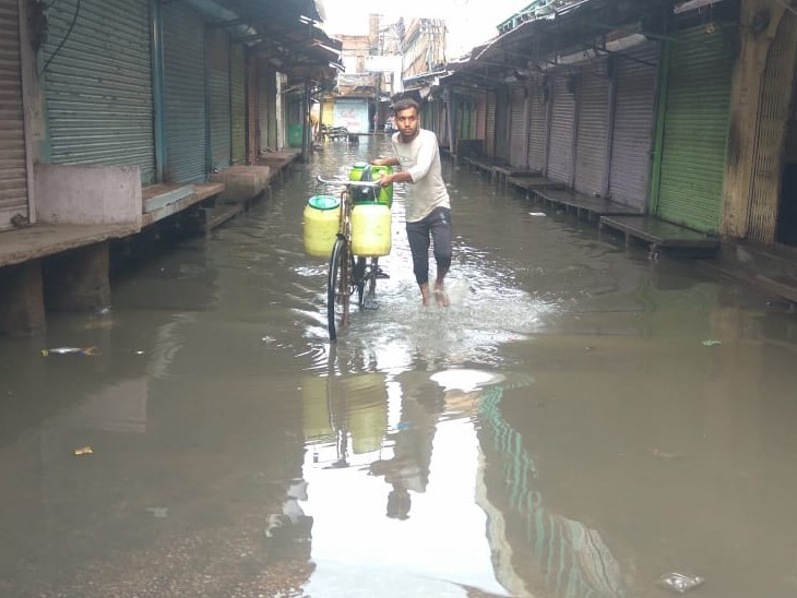 हिंडौन के बाजार में भरा पानी।